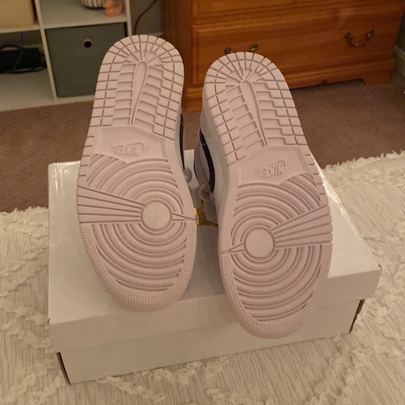 WMNS Air Jordans 1 Mid - Picture 5 of 6